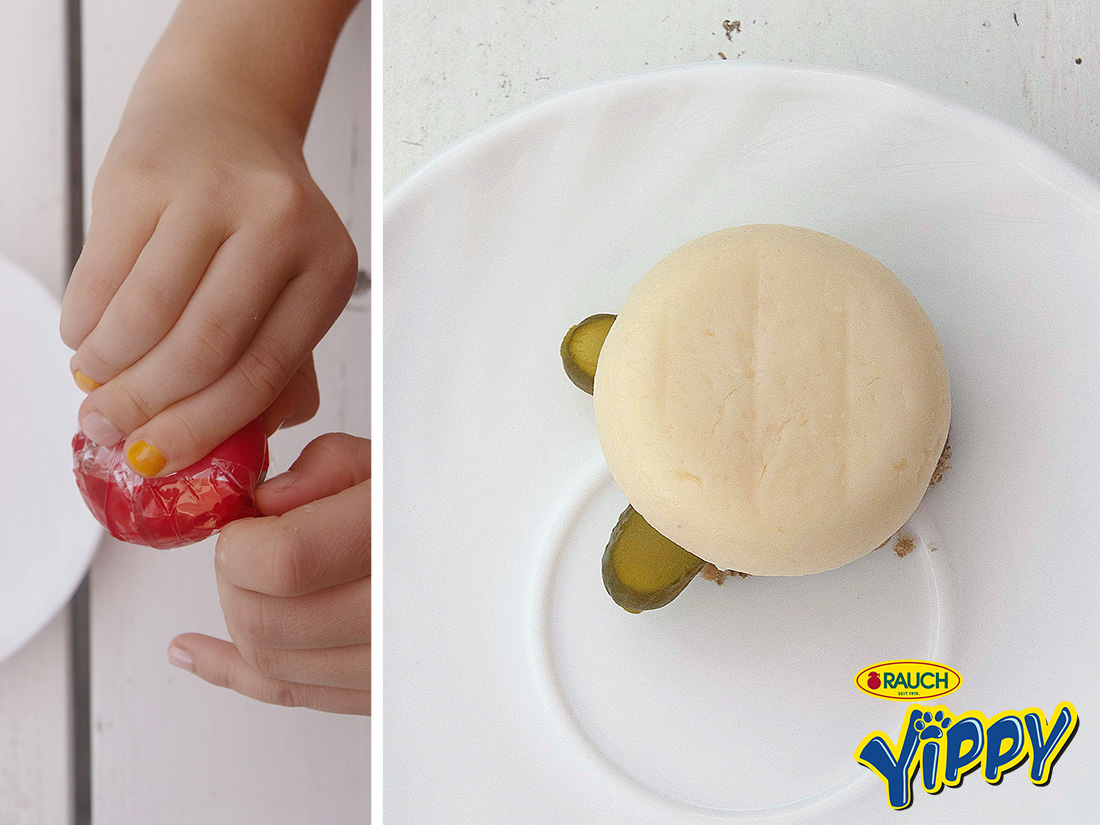 "Kind packt Babybel aus und legt ihn auf Brot mit Gurkenohren – kinderleichte Yippy-Jause im Bärenlook für den Schulstart."